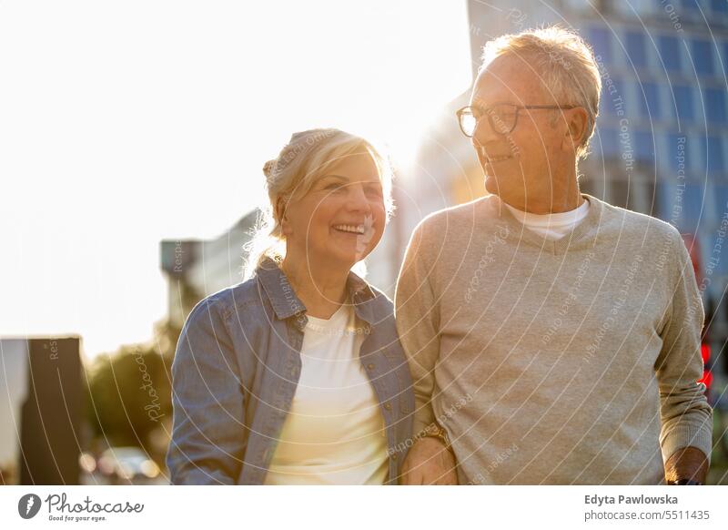 Verliebtes älteres Paar beim Spaziergang in der Stadt Menschen Kaukasier Stehen Gesundheit Stadtleben graues Haar genießen Straße lässig Tag Porträt außerhalb