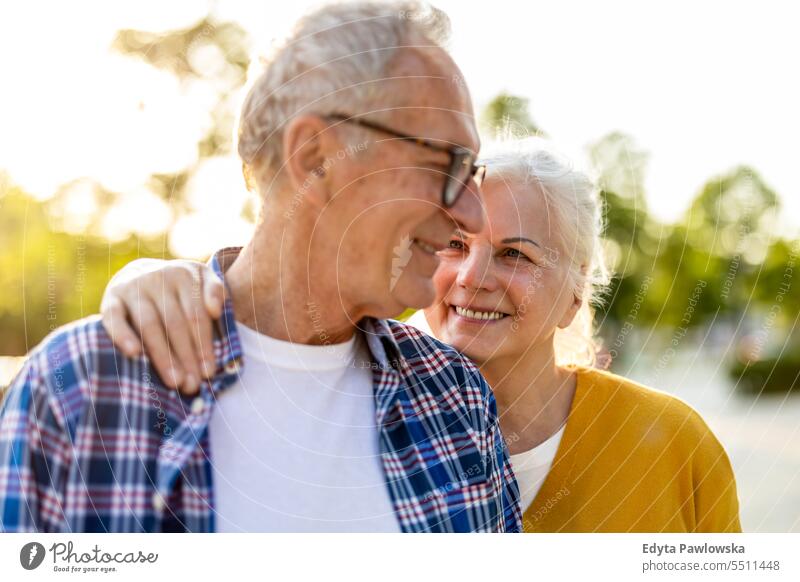 Porträt eines glücklichen älteren Paares, das sich im Freien umarmt Menschen Kaukasier Stehen Gesundheit Stadtleben graues Haar genießen Straße lässig Tag