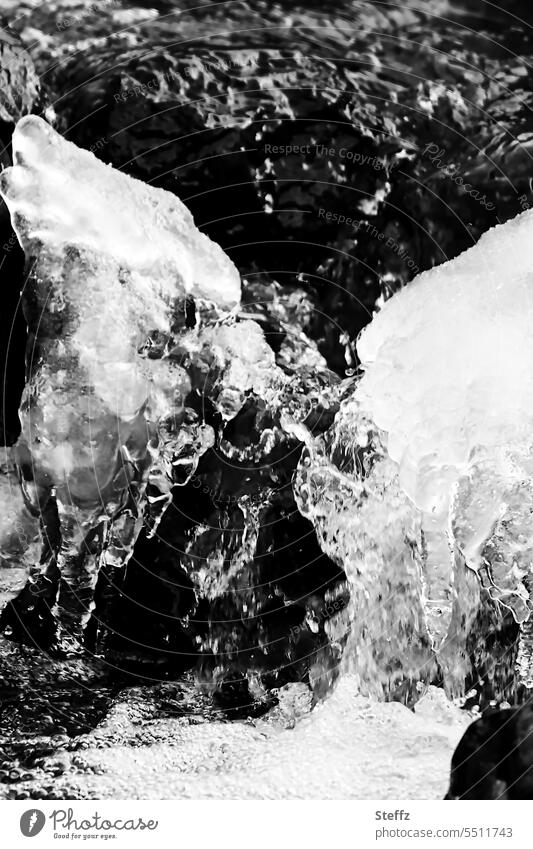 Eisgebilde beim Wasserfall auf Island Formen Eisform Naturformen Abstraktion mysteriös isländisch abstrakt vereist frostig Kälte Eiszapfen kalt gefroren frieren
