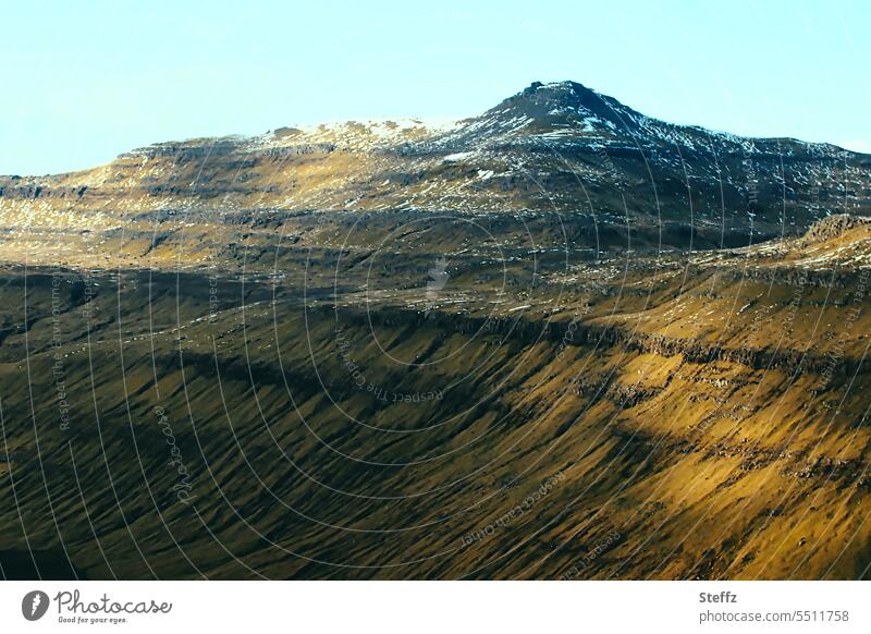 Licht und Schatten auf einer der Färöer Inseln Färöerinseln Färöer-Inseln Schafsinseln Felsen Ruhe friedlich idyllisch ruhig Idylle abgeschieden Hochland Hügel