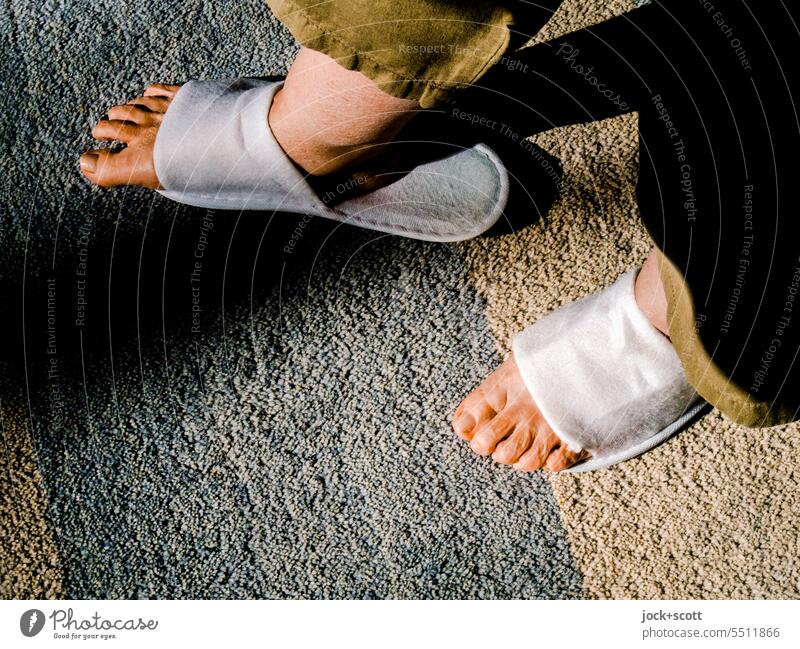 Haltlose Schlappen 2.0 Hausschuhe Schuhe Fuß unbegründet unsachgemäß feminin Sonnenlicht Wärme Teppich instabil zu Hause stehen traipse weiß wertlos