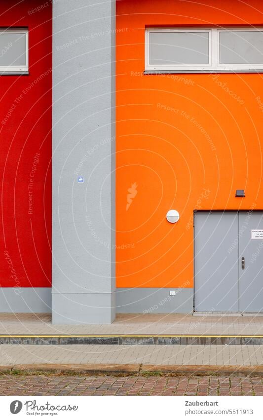 Fassade in orange mit grauer Tür und grauen Pfeilern minimalistisch schlicht Wand Architektur Strukturen & Formen Gebäude abstrakt modern Minimalismus