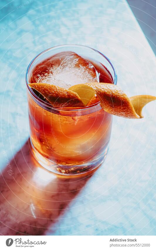 Old Fashioned Whiskey-Cocktail mit Orangenschalen Alkohol altmodisch orange sich[Akk] schälen Zitrusfrüchte Glas Eis Würfel trinken kalt liquide aromatisch Pub