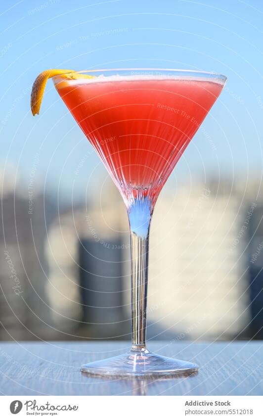 Cosmopolitan-Cocktail mit Zitronenschalen Alkohol weltoffen sich[Akk] schälen Zitrusfrüchte Glas liquide Aperitif Stadtbild sprudeln rot Martiniglas Großstadt