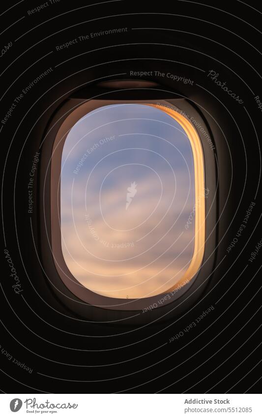 Atemberaubender Blick durch ein Flugzeugfenster Fenster Düsenflugzeug Fliege hoch atemberaubend majestätisch reisen Tourismus Urlaub Wochenende Reise Fluggerät
