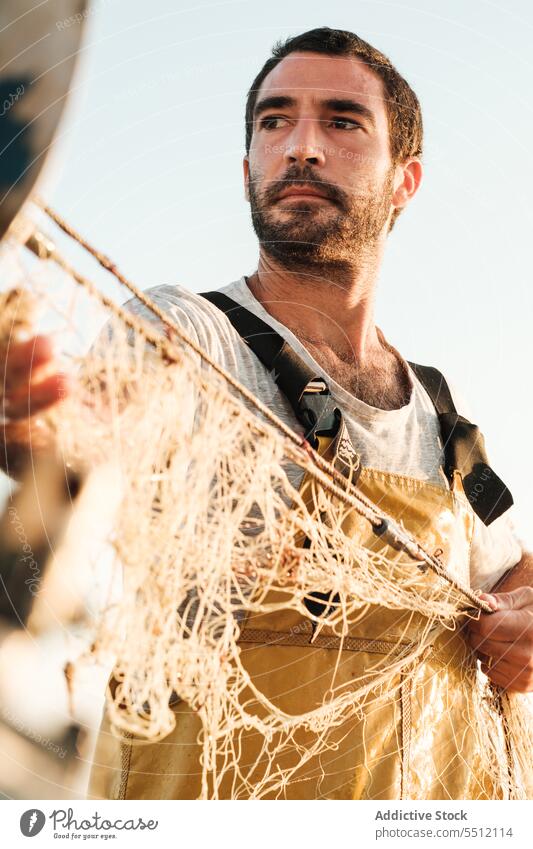 Fischer, der vom Segelboot aus im offenen Meer fischt Boot MEER Fischen Netz Porträt Schoner Arbeit Uniform männlich Soller Balearen Mallorca Wadenfisch jagen