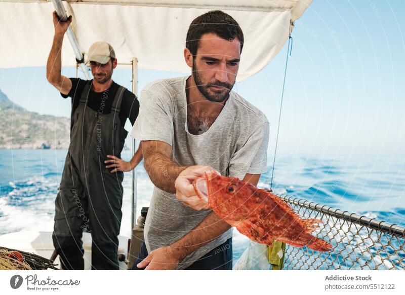 Fischer auf Jacht beim Fischen im Meer Männer Bass MEER ernst Boot Schwimmer Segelboot männlich Soller Mallorca Baleareninsel Sommer Gefäße Wasser nautisch