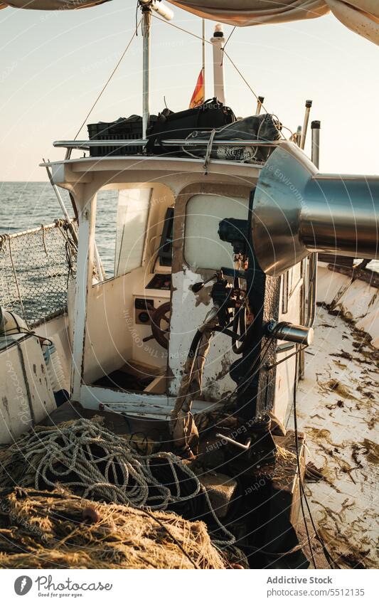 Kleine Steuerkabine eines Segelbootes Fischen Boot Kapitän Kabine lenken Trawler Schiffsdeck Netz MEER Soller Balearen Mallorca Tradition Wadenfisch jagen