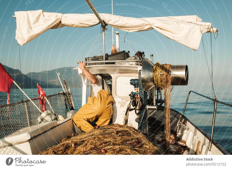 Fischer bei der Arbeit auf einem Boot im Meer bei Tag Fischen MEER Gerät marin Beruf Verkehr Sommer Schwimmer Mann Natur Tradition Wasser Blauer Himmel Job