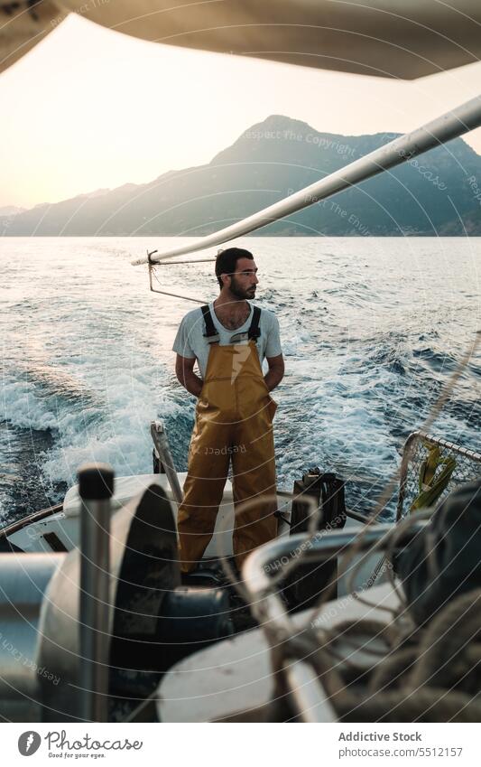 Nachdenklicher Seemann genießt die spektakuläre Aussicht vom Fischerboot bei Sonnenuntergang Segel Boot MEER Fischen bewundern Meereslandschaft männlich Soller