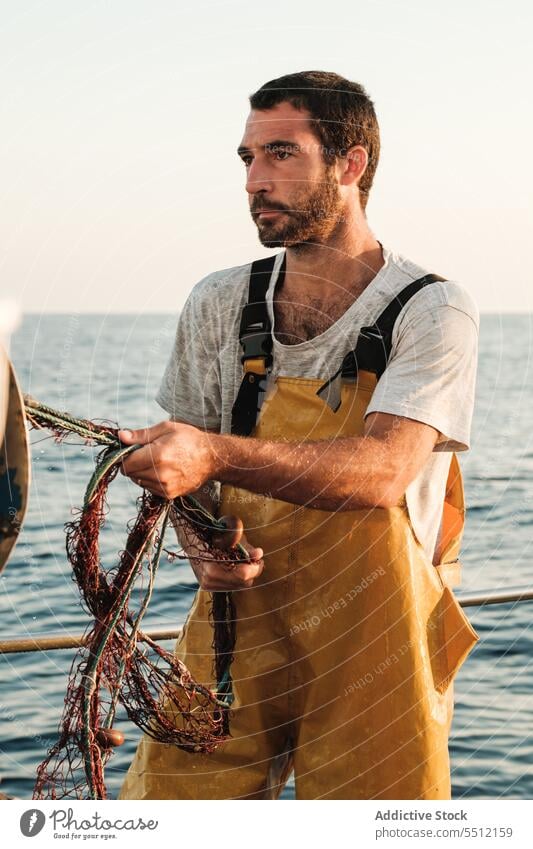 Fischer, der vom Segelboot aus im offenen Meer fischt Boot MEER Fischen Netz Schoner Arbeit Uniform männlich Soller Balearen Mallorca Wadenfisch Fokus jagen