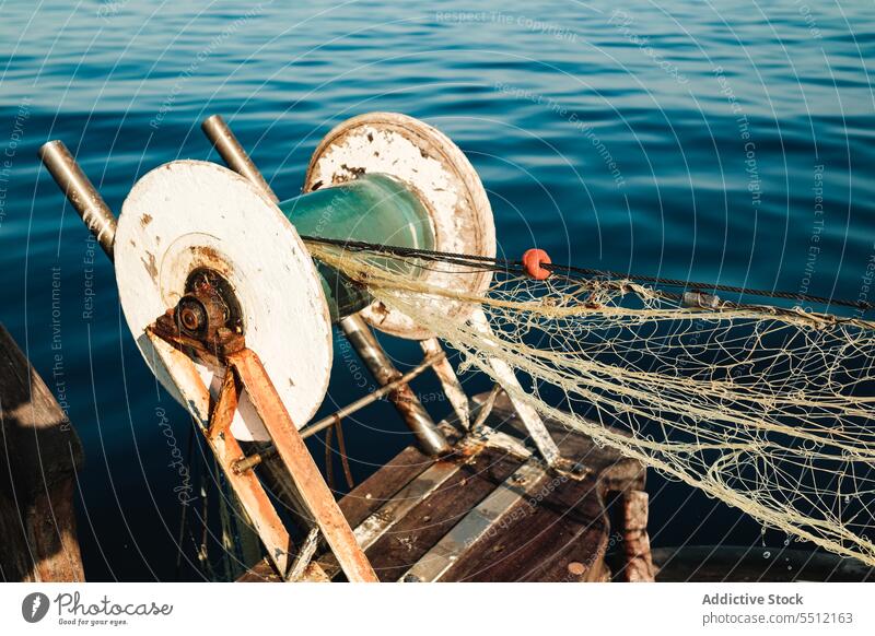 Am Fischereigerät befestigtes Netz in Meeresnähe Rolle MEER Fischen Wasser Gerät marin Rippeln Sommer Soller Baleareninsel Mallorca blau Metall Rust Natur