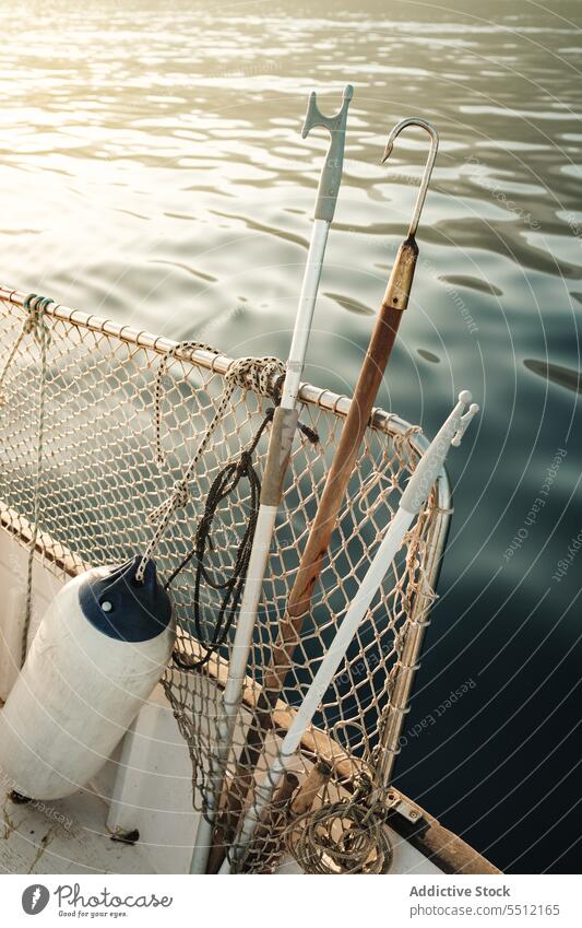 Angelausrüstung auf dem Segelboot Fischen anpacken Haken Boje Werkzeug Gerät Boot Trawler MEER Soller Balearen Mallorca Tradition Wadenfisch jagen Schoner