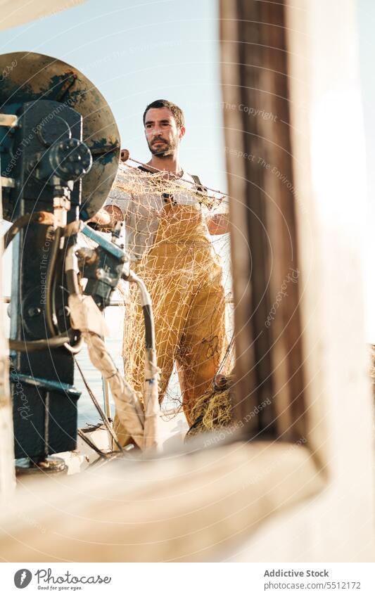 Fischer, der vom Segelboot aus im offenen Meer fischt Boot MEER Fischen Netz Schoner Arbeit Uniform männlich Soller Balearen Mallorca Wadenfisch jagen Trawler