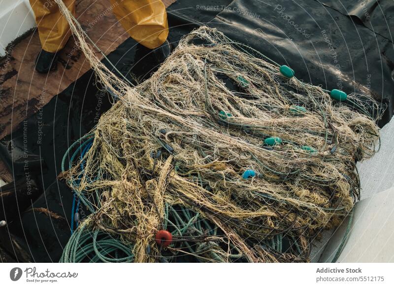 Haufen verhedderter Fischernetze an Deck eines Segelboots bei Tageslicht Seil Netz Fischen Boot Gerät marin Schiffsdeck Meerwasser Verkehr Gefäße Kreuzfahrt