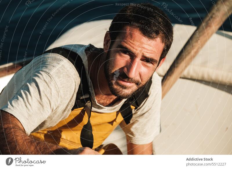 Seemann auf einem Fischerboot Segel Fischen Boot Schoner Arbeit Schürze Lächeln Porträt männlich Soller Balearen Mallorca Matrosen Tradition Wadenfisch jagen
