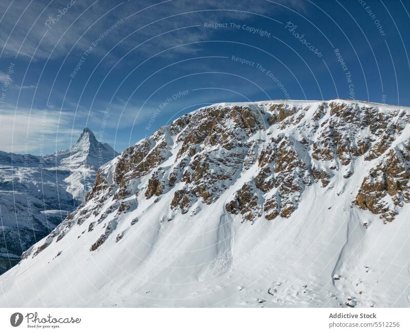 Verschneite Berge unter blauem Himmel Reittier Schnee Natur Hochland Landschaft Zermatt Winter Blauer Himmel Skigebiet prunkvoll rau Schweiz Kamm trocknen