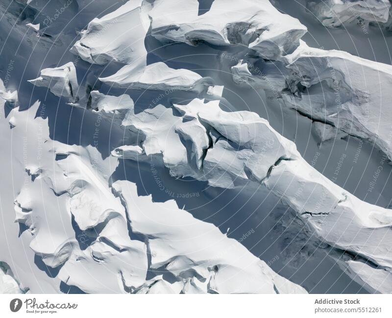 Schneestrukturierte Oberfläche im Winter Reittier Natur Hochland Landschaft rau Zermatt Kamm Schweiz malerisch Atmosphäre uneben Winterzeit Berge u. Gebirge