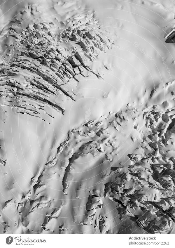 Schneestrukturierte Oberfläche im Winter Reittier Natur Hochland Landschaft rau Zermatt Kamm Schweiz malerisch Atmosphäre uneben Winterzeit Berge u. Gebirge