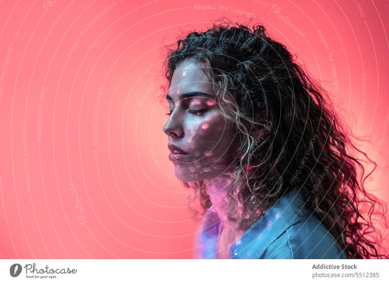 Attraktive Frau in einem Raum mit Neonröhren Porträt krause Haare Einfluss leuchten neonfarbig Punkt Windstille friedlich ruhig sinnlich jung Dame lange Haare