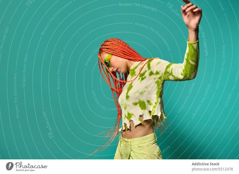 Stylische Frau tanzt in grünem Outfit und Sonnenbrille selbstbewusst stylisch Mode Model Bewegung Studioaufnahme emotionslos Tanzen cool lebhaft Vorschein jung