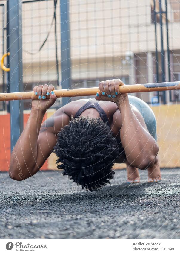 Starke unerkennbare Frau macht Bar Plank Übung auf Turnhalle Boden Athlet Training Fitnessstudio Schiffsplanken parallel üben ethnisch Gesundheit