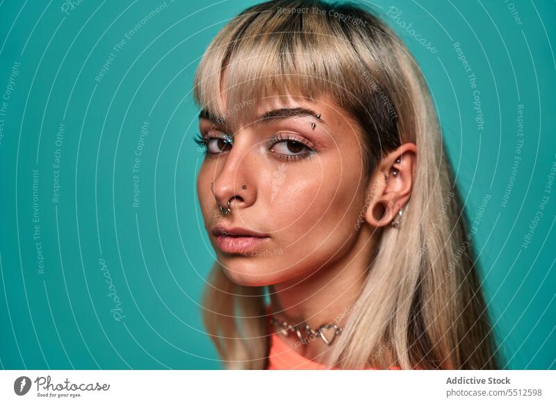 Informelles weibliches Modell mit Piercing im Gesicht Frau Porträt Hipster Menschliches Gesicht Studioaufnahme informell Subkultur selbstbewusst cool Lächeln