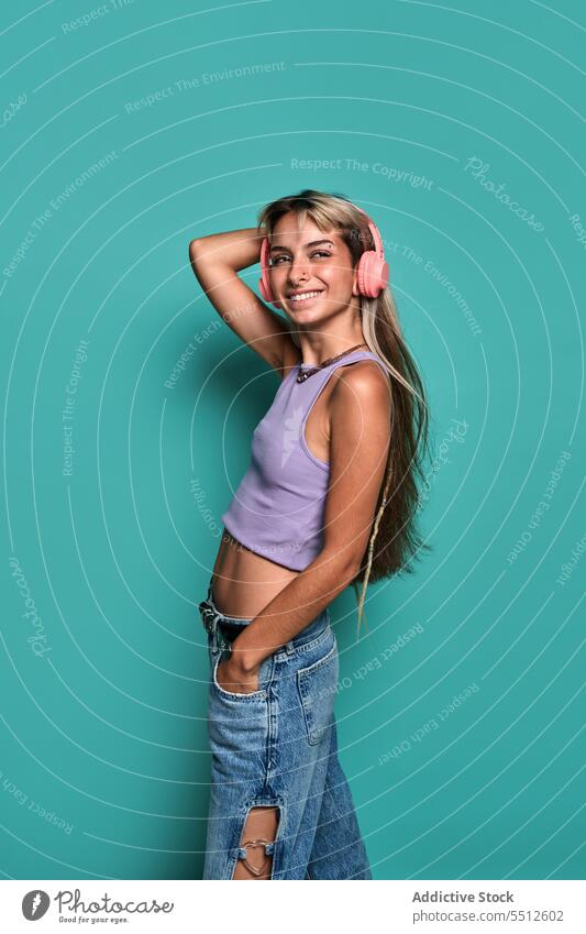 Junge glückliche Frau hört Musik im Studio Kopfhörer Lächeln zuhören Gesang Studioaufnahme Glück Wiedergabeliste Freizeit Freude meloman jung blond lässig froh