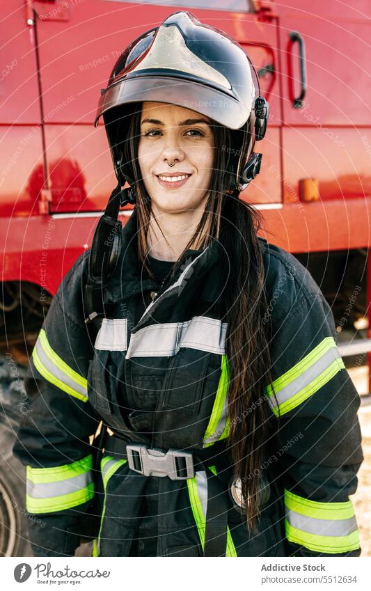 Feuerwehrfrau in Schutzuniform und Helm Frau Feuerwehrmann Sicherheit behüten Uniform Beruf Job Dienst professionell Notfall Fahrzeug Arbeit Arbeitsbekleidung