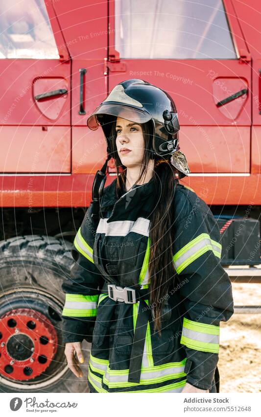 Feuerwehrfrau in Schutzuniform und Helm Frau Feuerwehrmann Sicherheit behüten Uniform Beruf Job Dienst professionell Notfall Fahrzeug Arbeit Arbeitsbekleidung