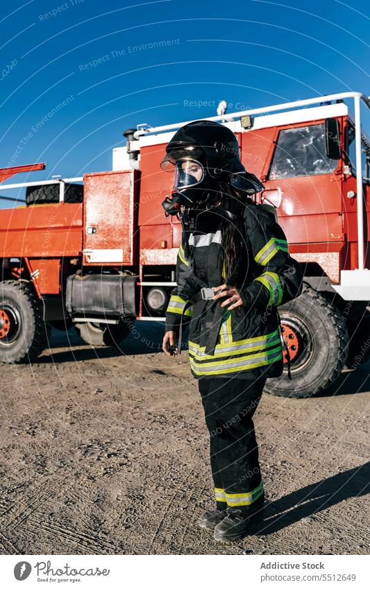 Feuerwehrmann in Uniform und Maske Frau Atemschutzgerät behüten Fahrzeug verhindern Mundschutz Sicherheit Gerät Beruf professionell Arbeitsbekleidung Verkehr