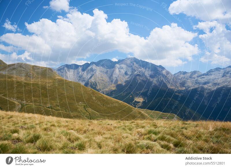 Grasbewachsener grüner Hügel gegen Berglandschaft unter blauem Himmel malerisch Berge u. Gebirge Pyrenäen Ambitus Landschaft Natur Hochland Bachimala