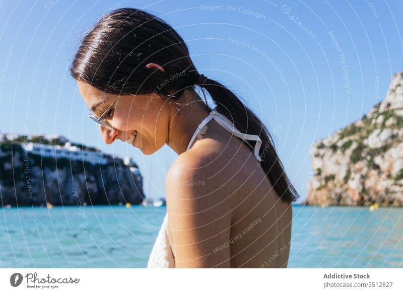Junge Frau am Meer an einem Sommertag MEER reisen Tourist Urlaub Ausflug Natur Brille Feiertag Wasser jung Tourismus marin Spanien Meereslandschaft Sommerzeit