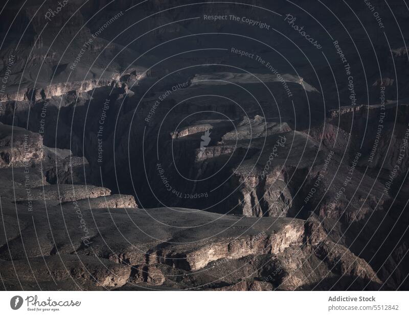 Raue felsige Schlucht im Schatten Natur Formation national Landschaft Grand Canyon Felsen Geologie Klippe Arizona USA Wahrzeichen Vereinigte Staaten amerika rau