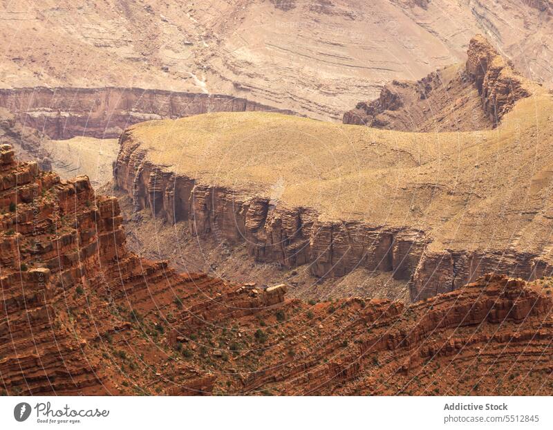 Raue felsige Schlucht bei Tageslicht Natur Formation national Landschaft Grand Canyon Felsen Geologie Klippe Arizona USA Wahrzeichen Vereinigte Staaten amerika