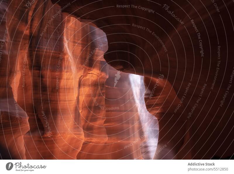 Antelope Canyon im Sonnenlicht Schlucht Natur eng Landschaft rau uneben Geologie Sand Stein Formation USA Weg Felsen natürlich Ausflugsziel felsig Textur