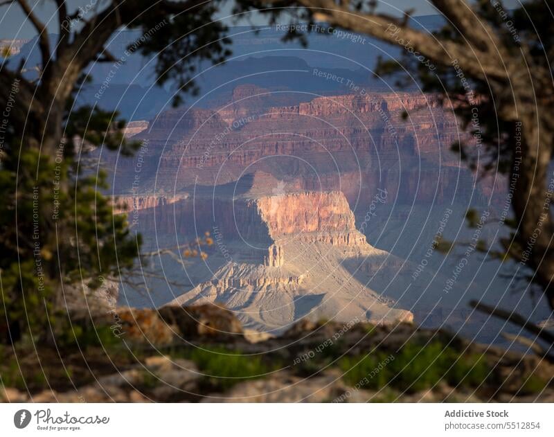 Grand Canyon mit felsigem Terrain Schlucht Natur Landschaft Felsen Formation Klippe Umwelt Hochland Stein rau Vereinigte Staaten Arizona Colorado majestätisch