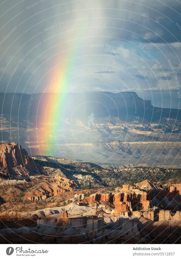Regenbogen über felsigem, unwegsamem Gelände Schlucht bedeckt Natur Landschaft Felsen rau malerisch USA Formation erstaunlich Himmel majestätisch Geologie
