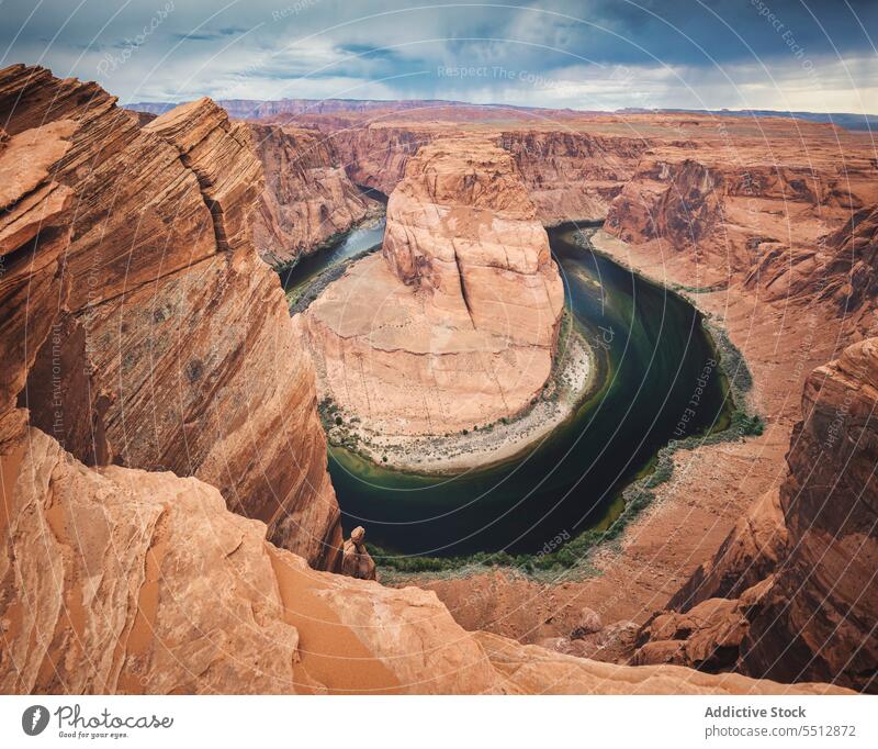 Colorado-Fluss umgeben von Felsformationen Schlucht Arizona Natur Grand Canyon Landschaft USA Felsen amerika Wahrzeichen Geologie national Formation felsig