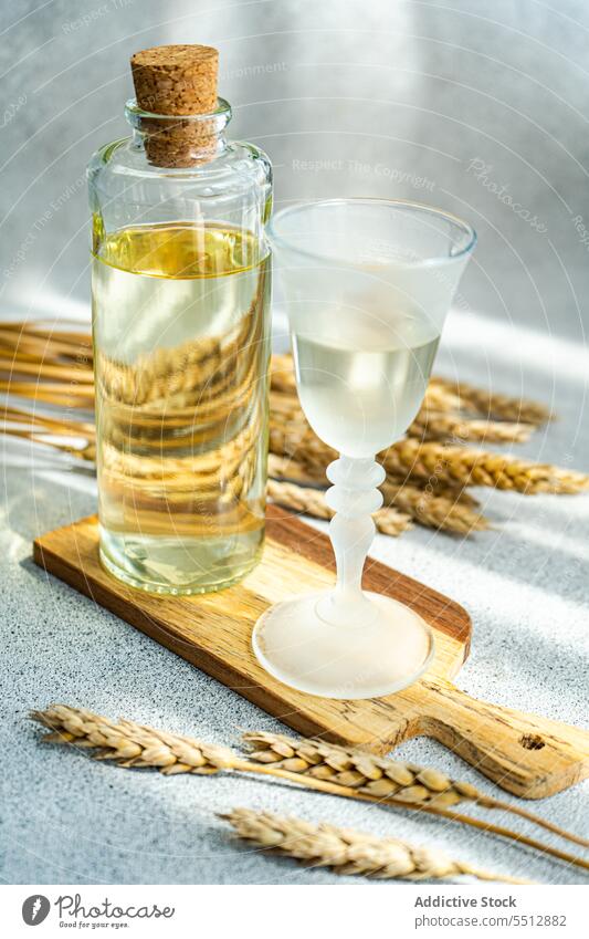 Traditionelles ukrainisches alkoholisches Getränk, das aus Weizen hergestellt wird und als Gorilka bekannt ist gorilka Ukrainer trinken Vodka Alkohol