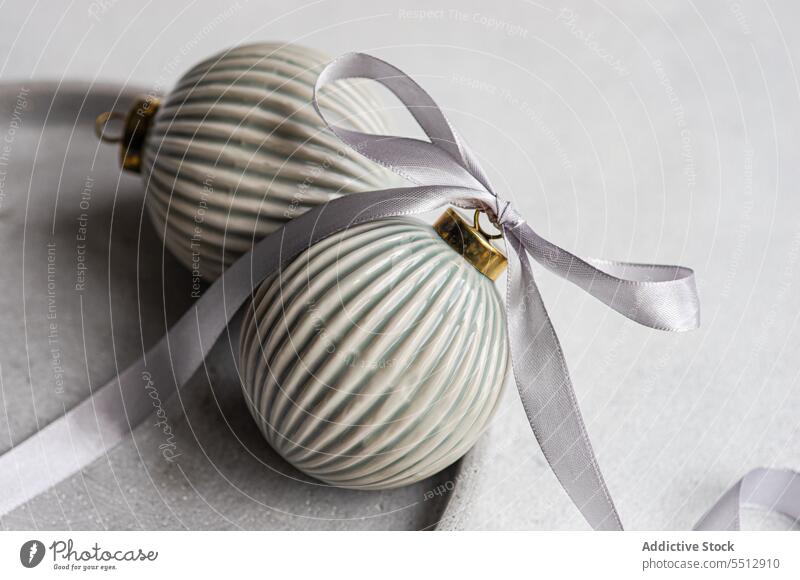 Weihnachtskugeln auf grauer Oberfläche Weihnachten Bändchen Symbol Tradition Ball festlich Neujahr Kugel Schleife Dekoration & Verzierung Feiertag feiern