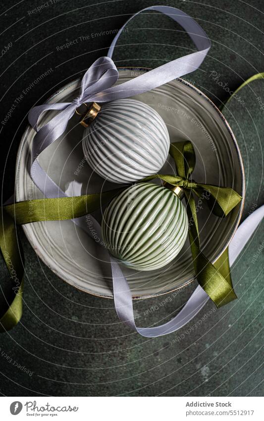 Weihnachtskugeln auf Schale grau Weihnachten Schalen & Schüsseln Bändchen Symbol Tradition Ball festlich Neujahr Keramik Kugel Schleife Dekoration & Verzierung