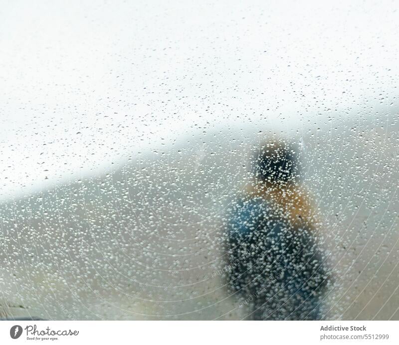 Person hinter Glas mit Tropfen in den Bergen Berge u. Gebirge Fenster allein Einsamkeit Herbst Natur fallen Wetter nass bedeckt durch Glas Frankreich Alpen
