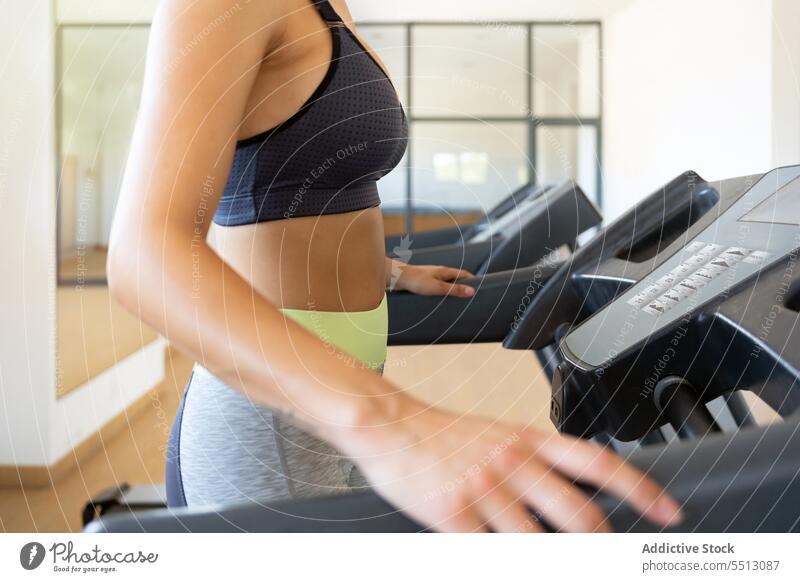 Crop fit Frau auf dem Laufband im Fitnessstudio Herz Training Übung Athlet Maschine laufen üben sportlich Sportbekleidung Wellness Kraft Gesundheit passen Gerät