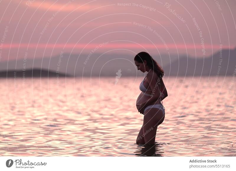 Schwangere am Strand Frau schwanger Freiheit Erwartung Glück Mutterschaft Lächeln Eltern pränatal Liebe Trächtigkeit sinnlich Frische wartend froh Wiese Natur