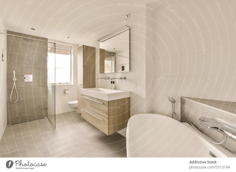 Modernes Badezimmer mit Duschkabine und Badewanne Dusche Kabine Waschbecken Spiegel Fenster Fliesen u. Kacheln Wand Stock modern Appartement Design Haus