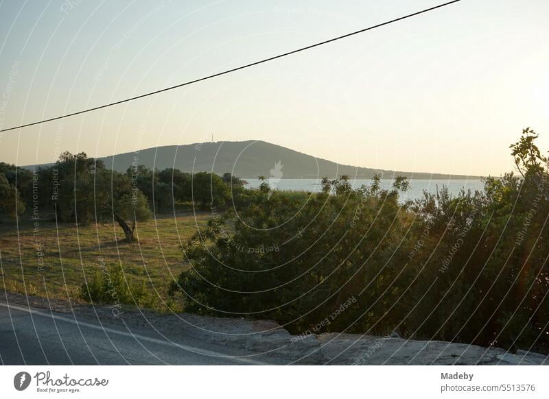 Blick von einer Brücke auf das Meer im Licht der Abendsonne mit Küstenlandschaft, Bucht und Halbinsel in Cunda bei Ayvalik am Ägäischen Meer in der Provinz Balikesir in der Türkei