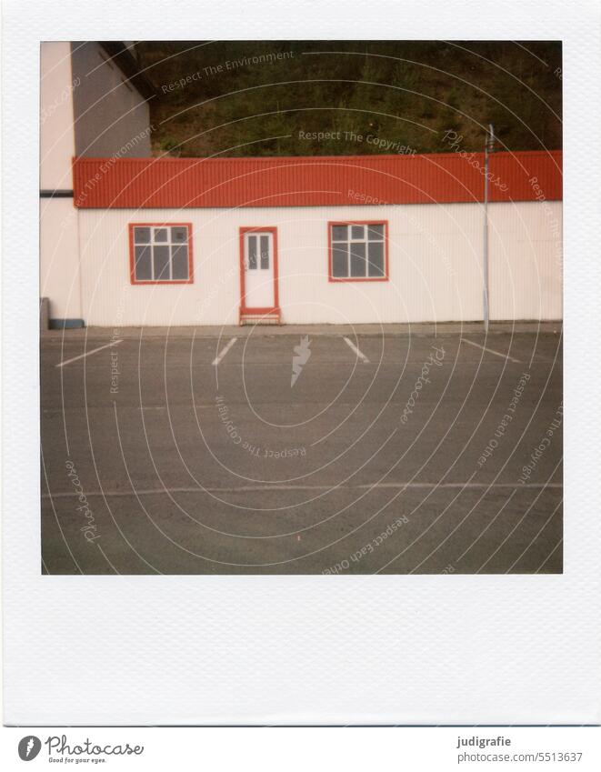 Isländisches Haus auf Polaroid Island Dach Fenster Architektur Häusliches Leben Gebäude wohnen Tür Hütte Parkplatz rot rotweiß klein