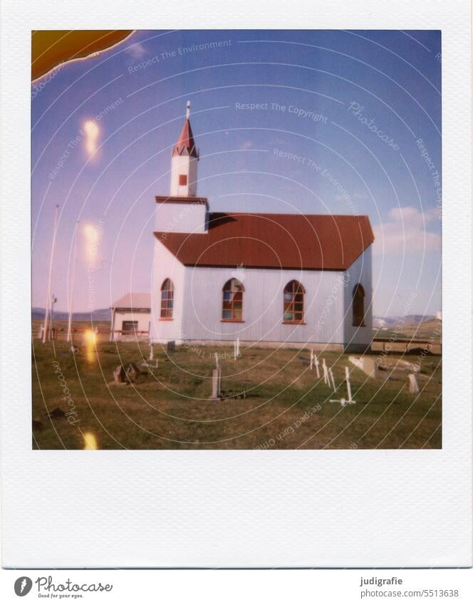 Isländische Kirche auf Polaroid Island Gebäude Architektur Landschaft Dach Fassade Fenster Wiese Natur Friedhof Himmel glauben Kirchenfenster Wellblech Turm