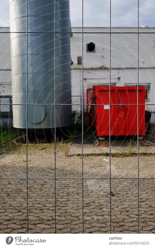 Industrie hinter Zaun Firma Silo Tank Container marode alt Fabrik industriell Metall Stahl Lager Lagerhalle Architektur Rot